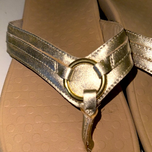 Brand new Champagne/Gold Metallic Vionic Tide Aloe Flip Flop, Size 10 - Picture 5 of 7